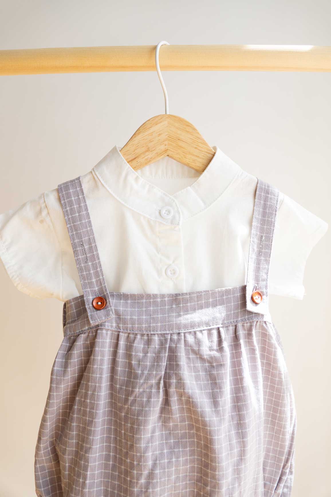 CONJUNTO CAMISA BLANCA CON PETO TIRANTE COLOR GRIS CON LINEAS BLANCAS