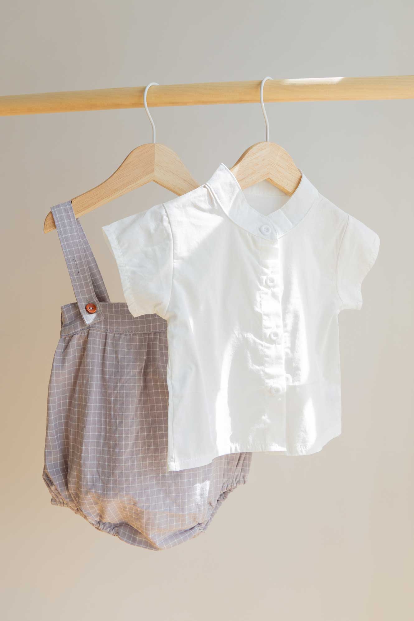 CONJUNTO CAMISA BLANCA CON PETO TIRANTE COLOR GRIS CON LINEAS BLANCAS