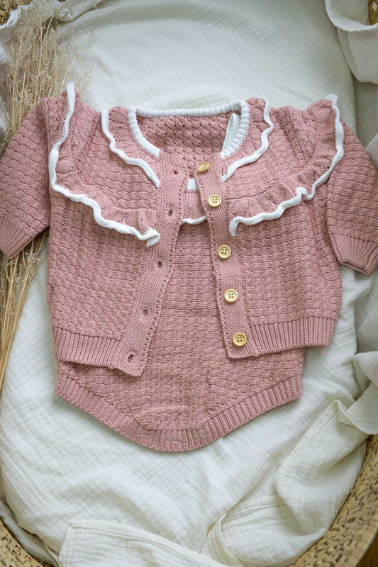 conjunto de cardigan con volante y peto de punto color rosa