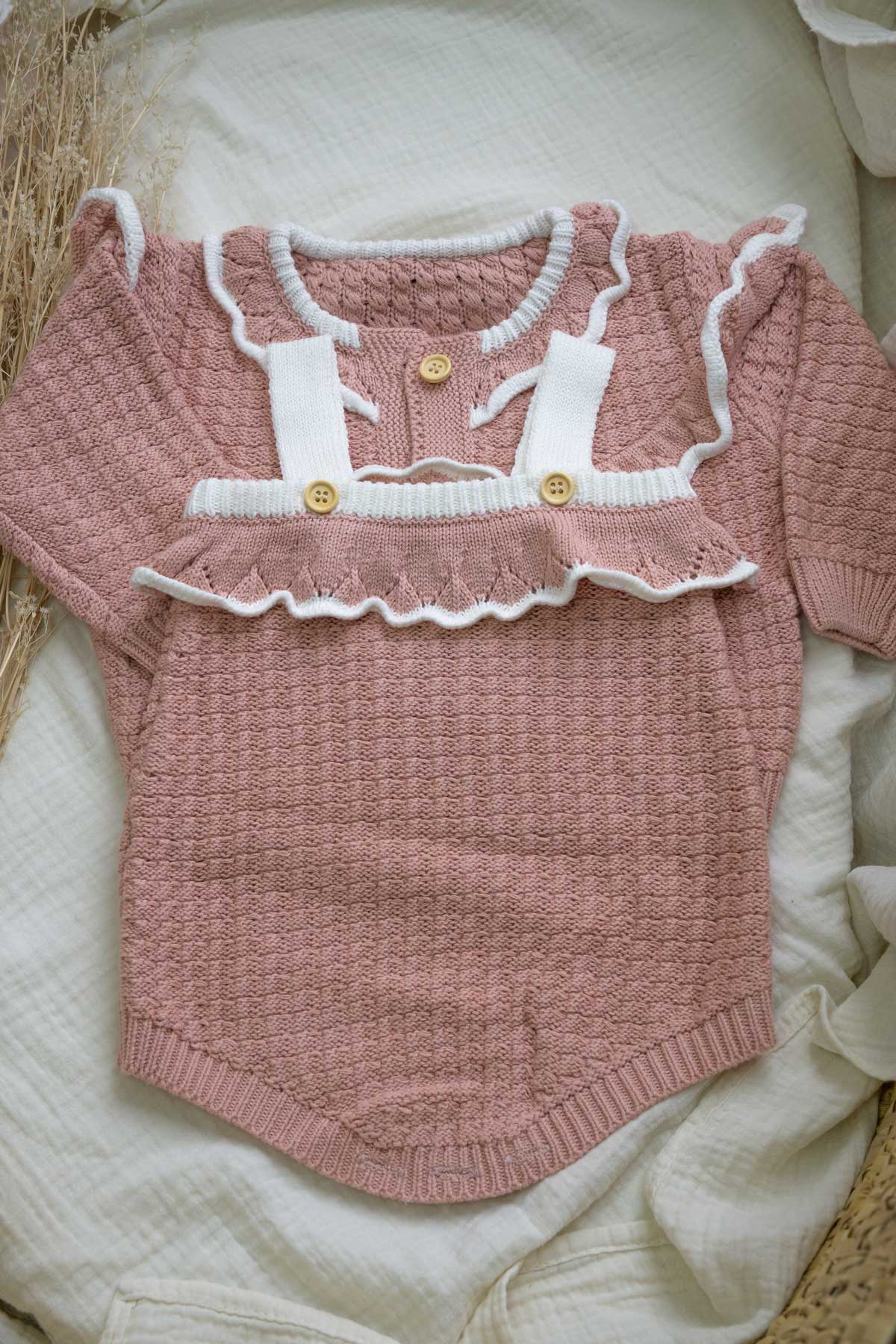 conjunto de cardigan con volante y peto de punto color rosa