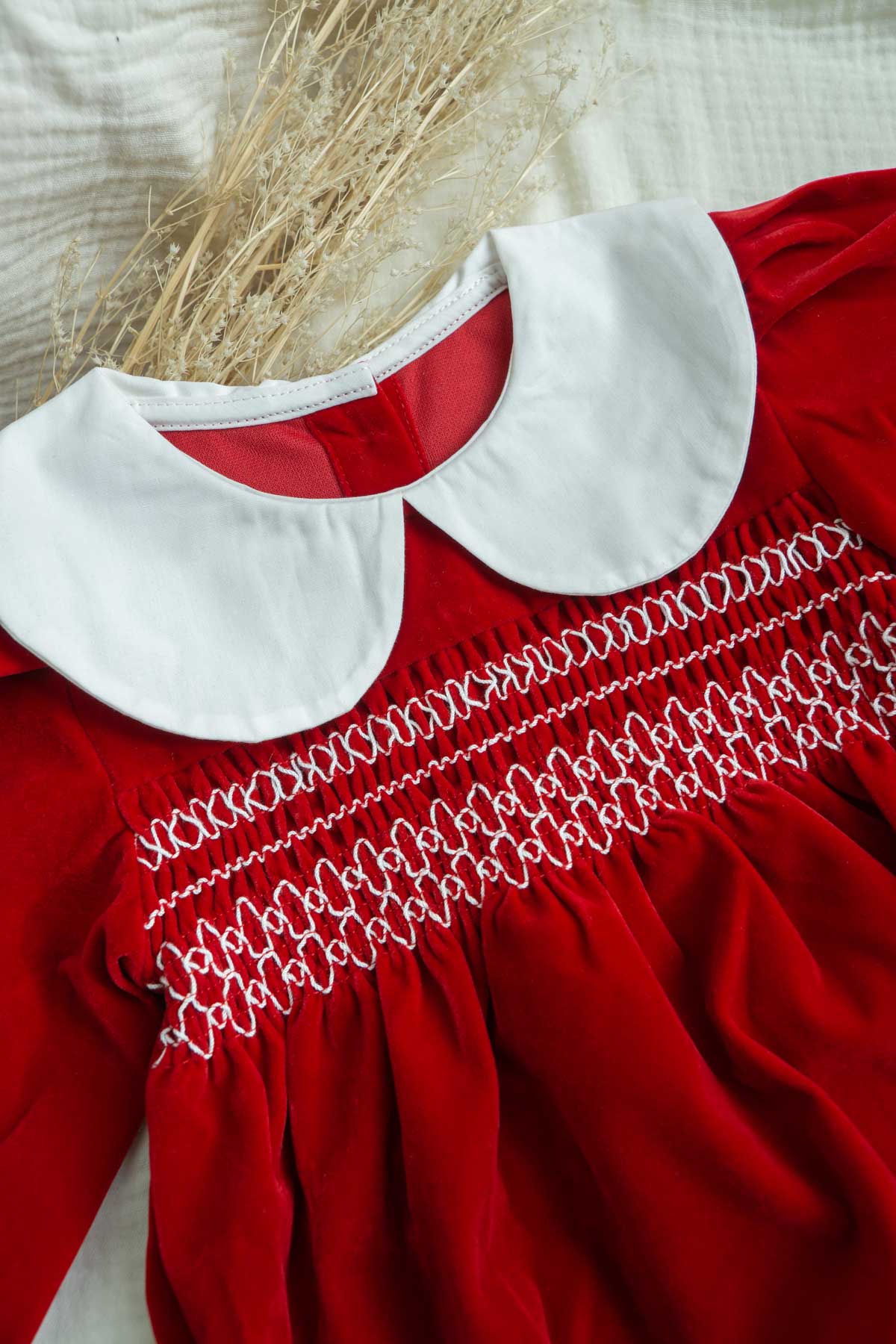 precioso vestido rojo con cuello solapa y bordados blanca