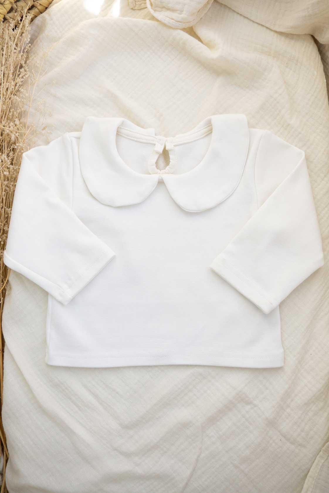 camiseta manga larga con cuello volante color blanco