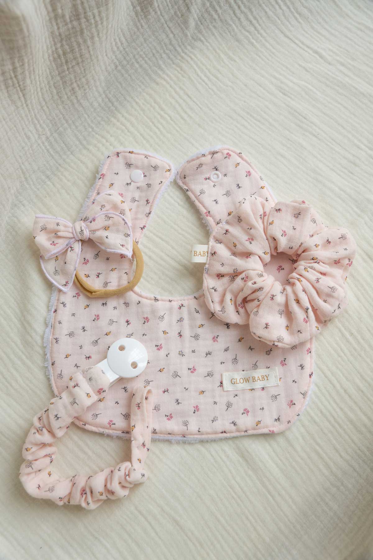 CONJUNTO DE BABEROS DE BEBE CON CHUPETERO LAZO DIADEMA Y COLETERO CON ESTAMPADO DE FLORES ROSAS HECHAS A MANO 100% ALGODON