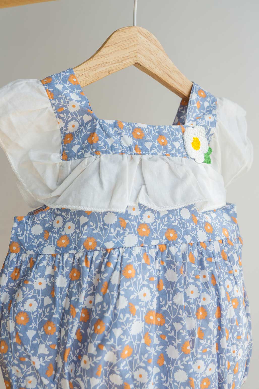 pelele vestido estampado de flores azul y volante blanco