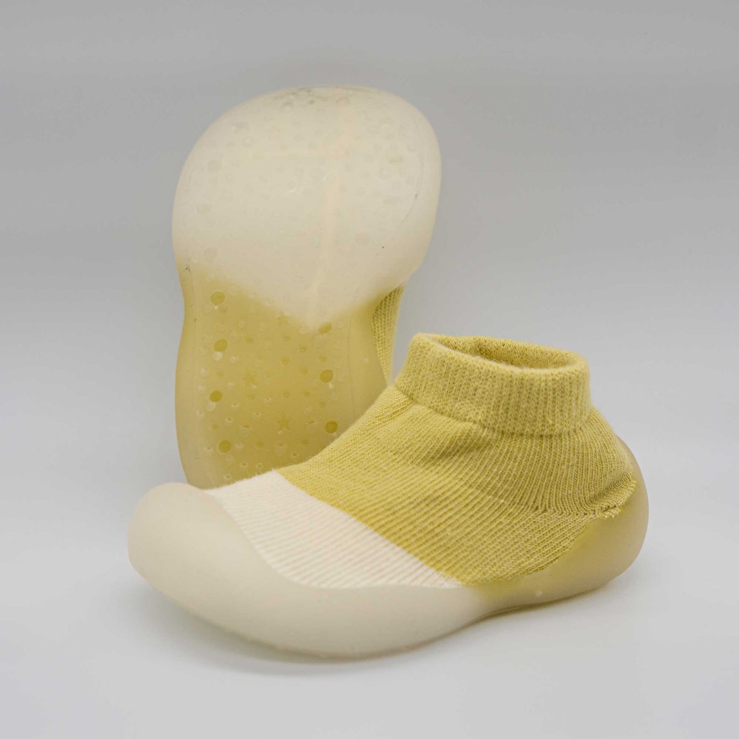 calcetines con suela de goma flexible muy comodo para los primeros pasos de tu bebe. facil de colocar y quitar. algodon elastico