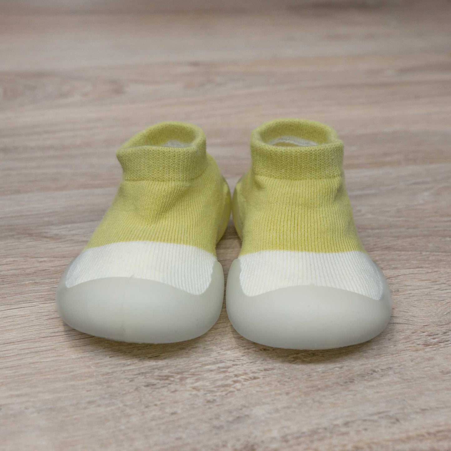 calcetines con suela de goma flexible muy comodo para los primeros pasos de tu bebe. facil de colocar y quitar. algodon elastico