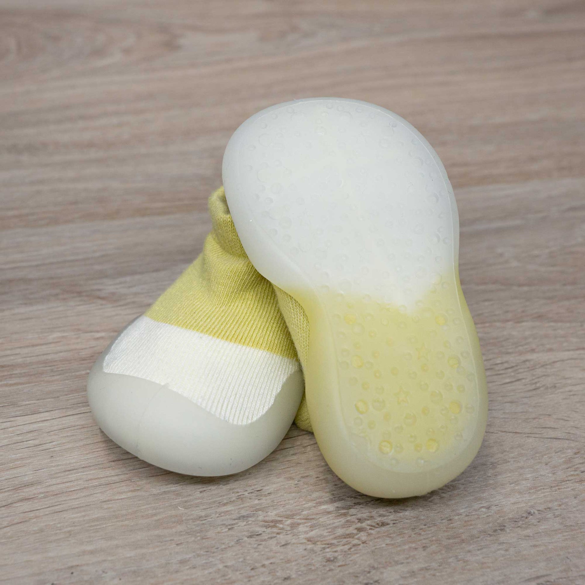 calcetines con suela de goma flexible muy comodo para los primeros pasos de tu bebe. facil de colocar y quitar. algodon elastico