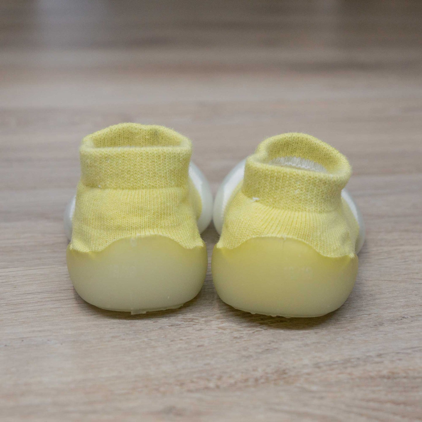 calcetines con suela de goma flexible muy comodo para los primeros pasos de tu bebe. facil de colocar y quitar. algodon elastico