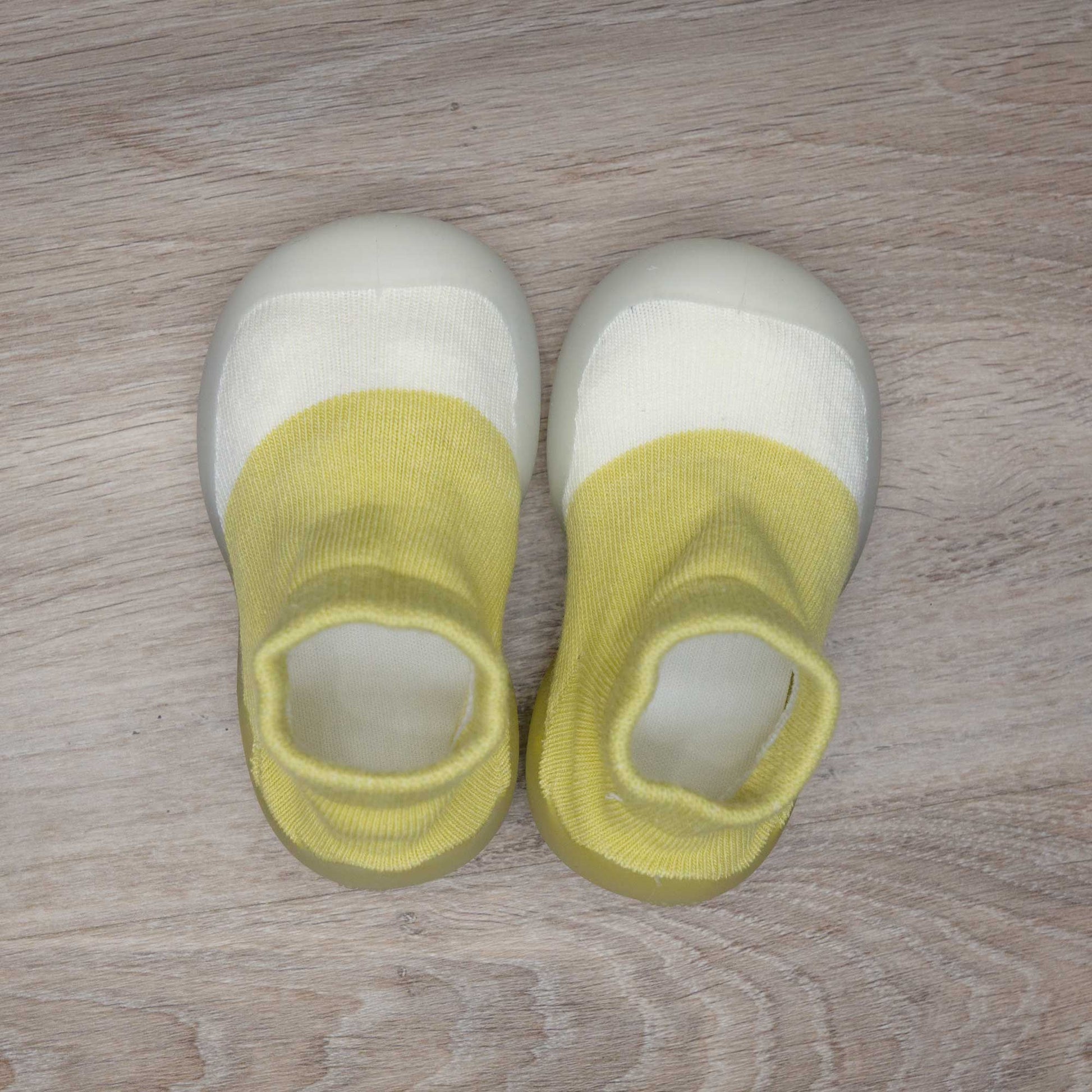 calcetines con suela de goma flexible muy comodo para los primeros pasos de tu bebe. facil de colocar y quitar. algodon elastico