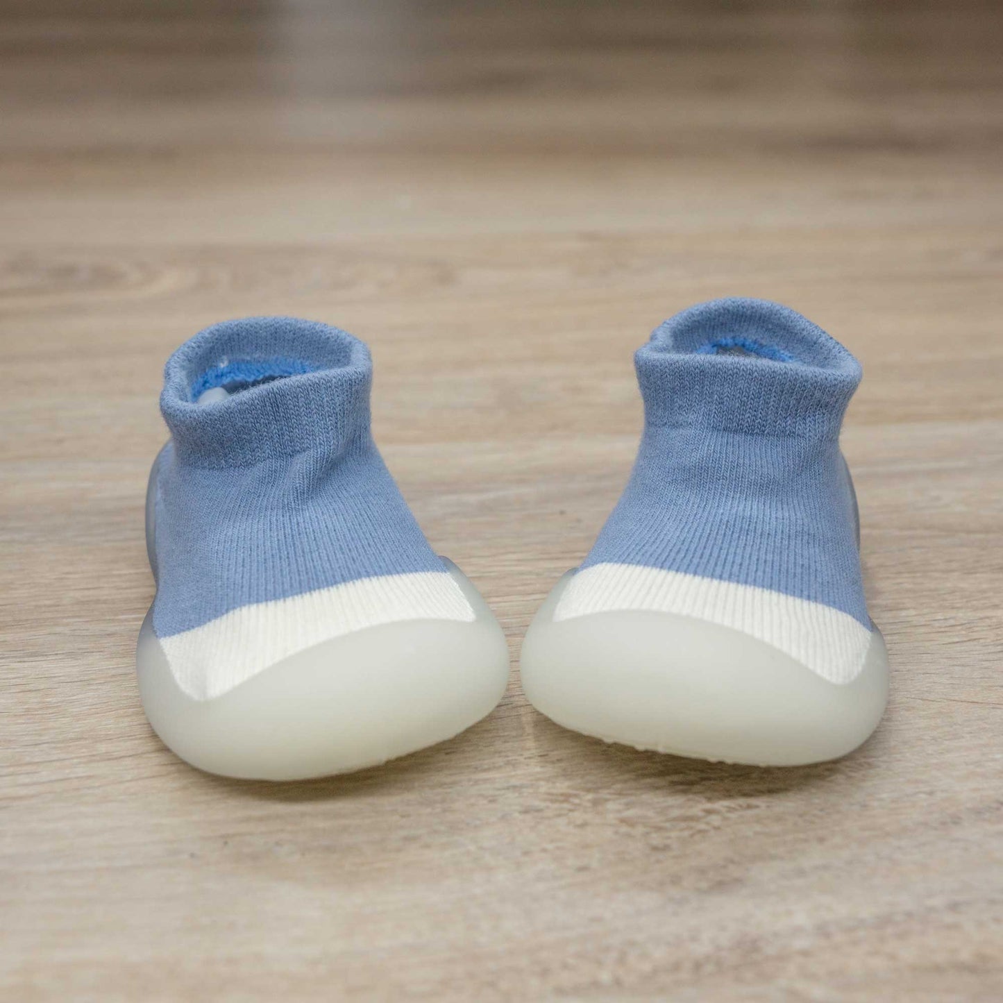 calcetines con suela de goma flexible muy comodo para los primeros pasos de tu bebe. facil de colocar y quitar. algodon elastico