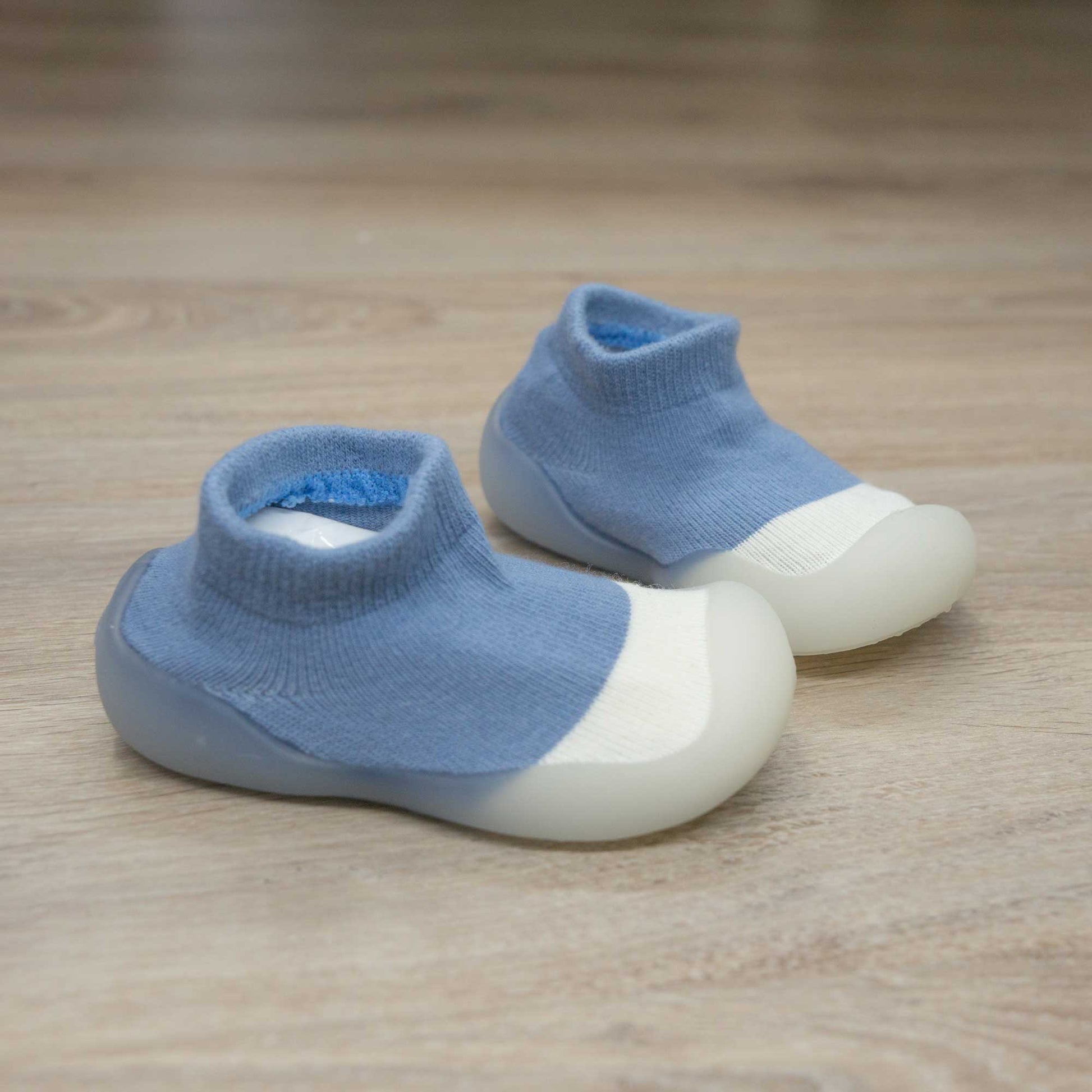 calcetines con suela de goma flexible muy comodo para los primeros pasos de tu bebe. facil de colocar y quitar. algodon elastico