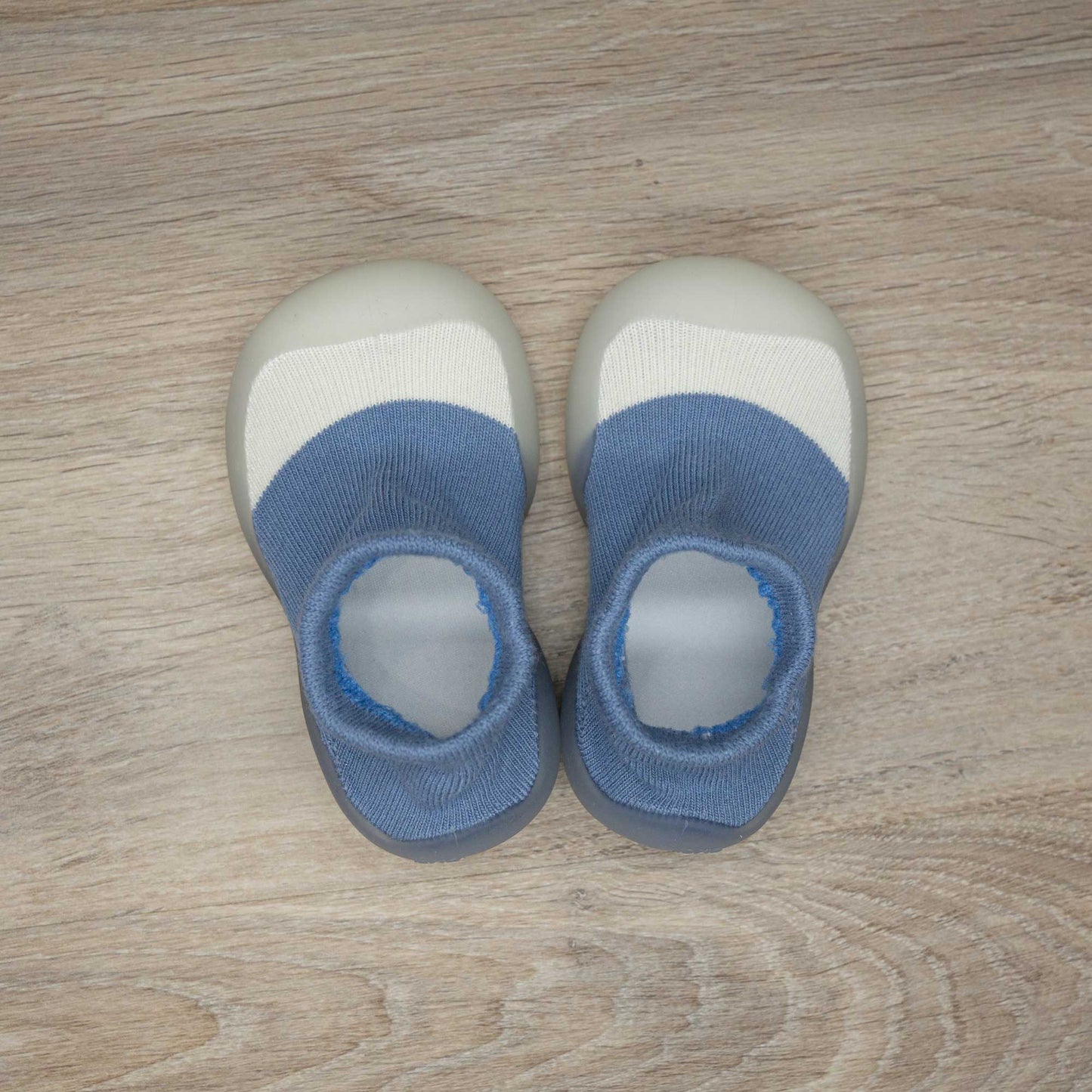 calcetines con suela de goma flexible muy comodo para los primeros pasos de tu bebe. facil de colocar y quitar. algodon elastico