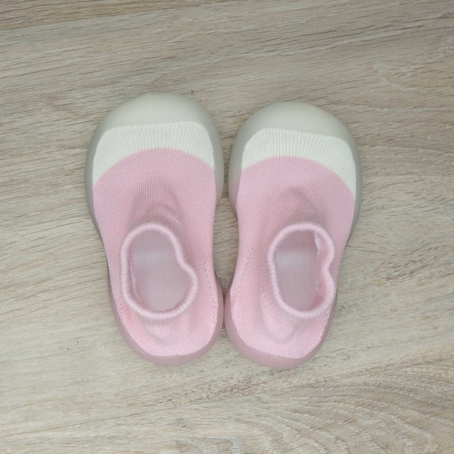 calcetines con suela de goma flexible muy comodo para los primeros pasos de tu bebe. facil de colocar y quitar. algodon elastico