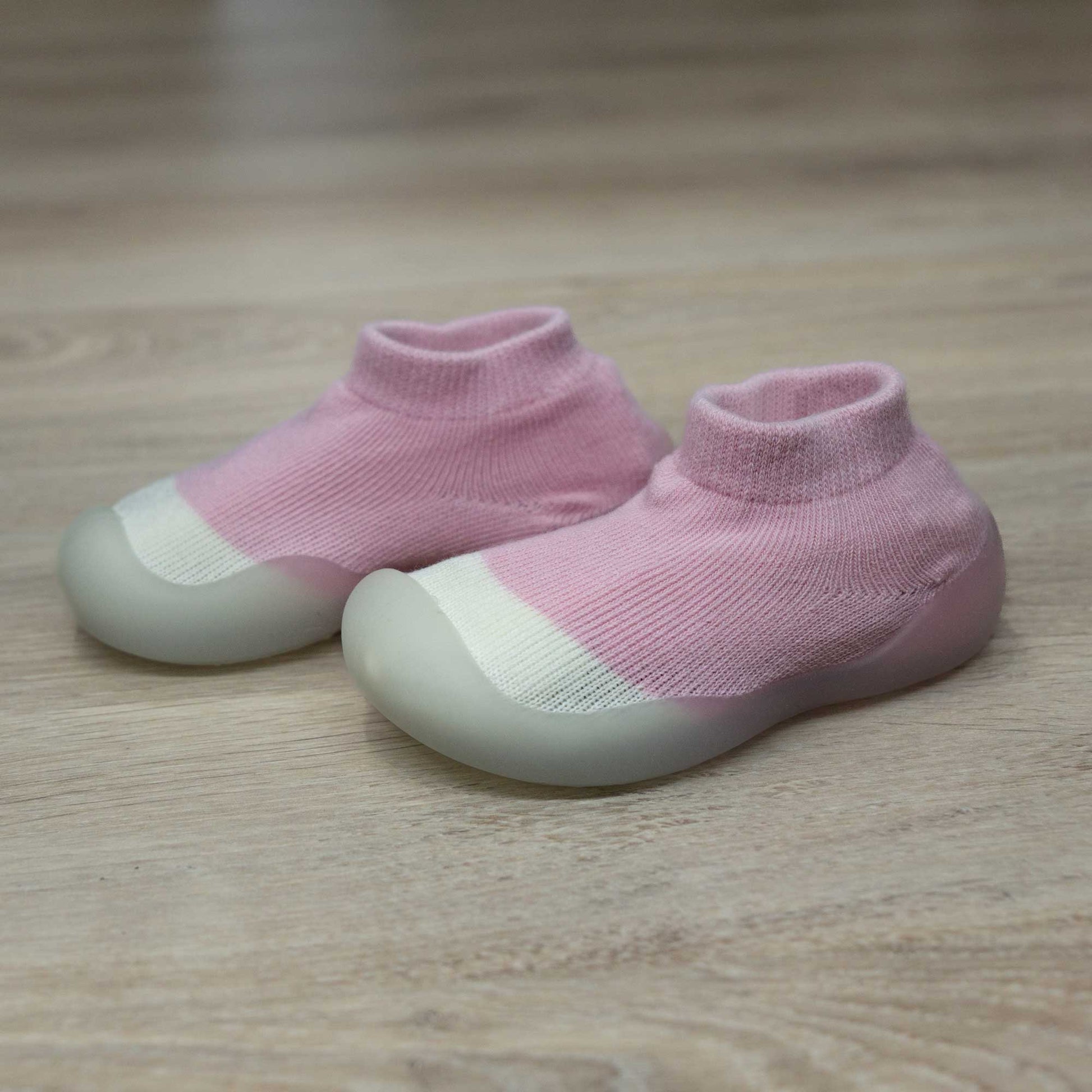 calcetines con suela de goma flexible muy comodo para los primeros pasos de tu bebe. facil de colocar y quitar. algodon elastico