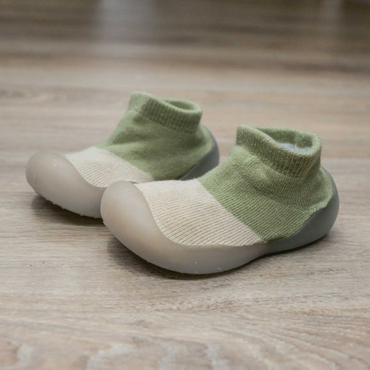 calcetines con suela de goma flexible muy comodo para los primeros pasos de tu bebe. facil de colocar y quitar. algodon elastico