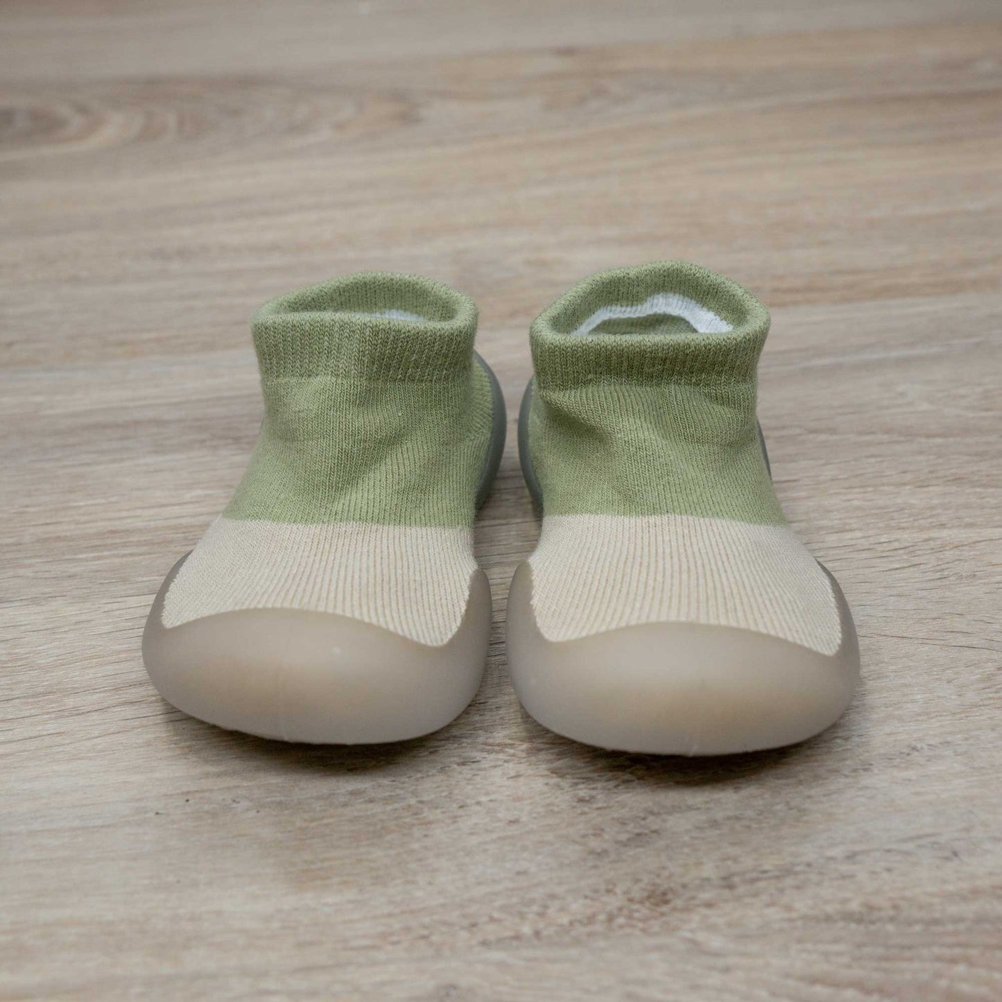 calcetines con suela de goma flexible muy comodo para los primeros pasos de tu bebe. facil de colocar y quitar. algodon elastico