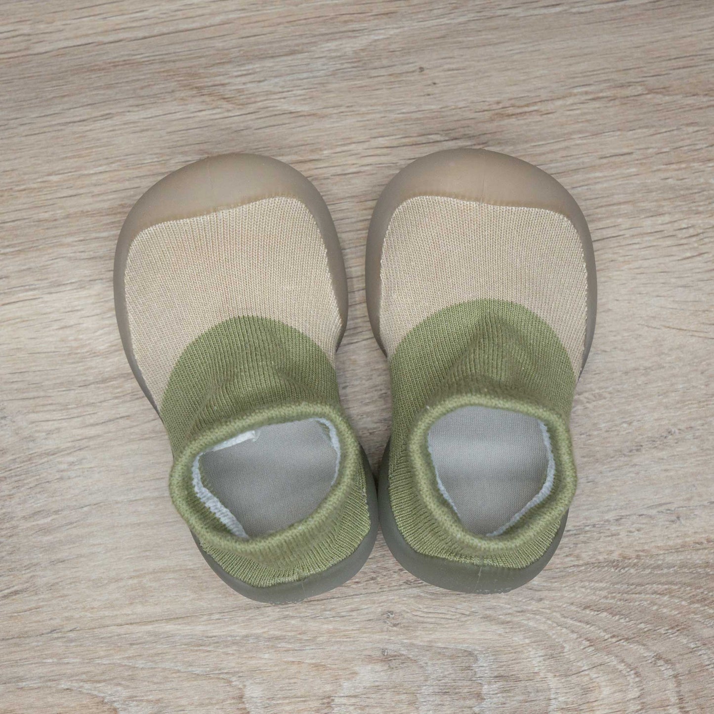 calcetines con suela de goma flexible muy comodo para los primeros pasos de tu bebe. facil de colocar y quitar. algodon elastico