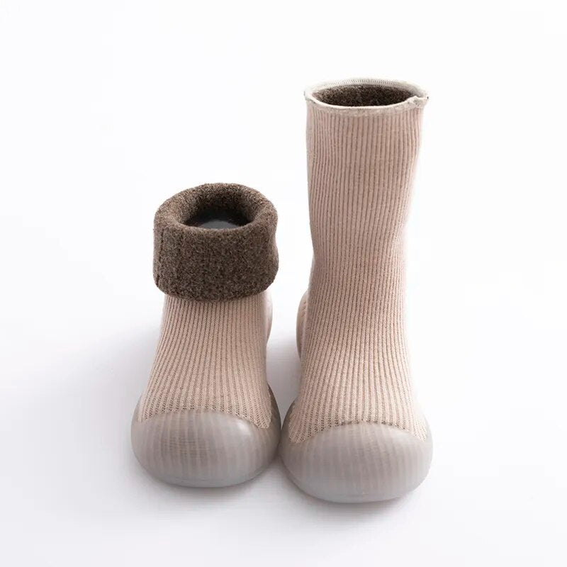 calcetines con suela de goma flexible muy comodo para los primeros pasos de tu bebe. facil de colocar y quitar. algodon elastico