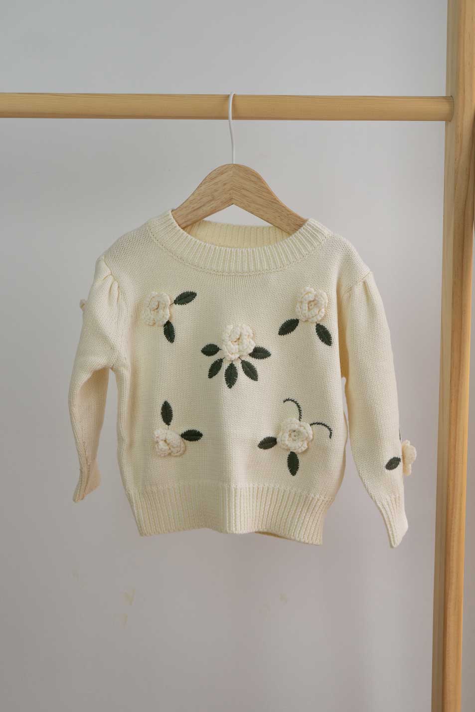 jersey de punto con flores color beige