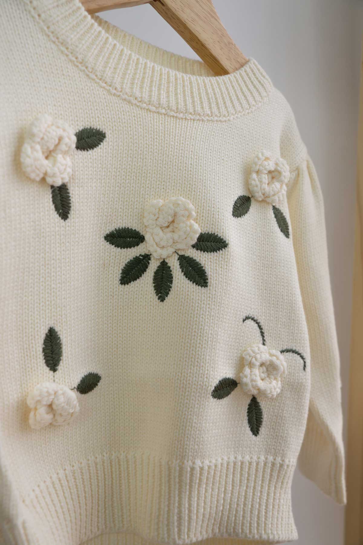 jersey de punto con flores color beige