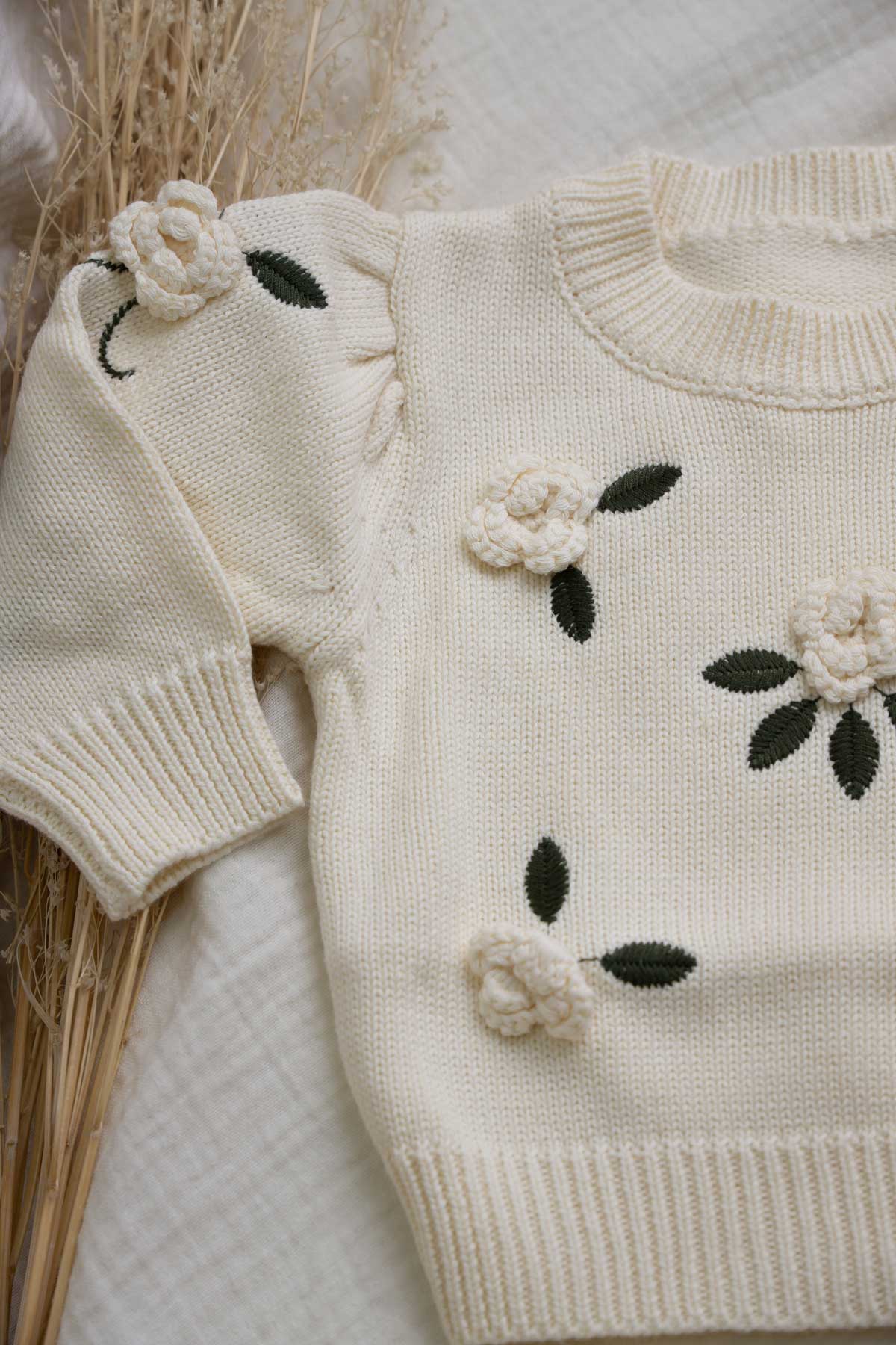 jersey de punto con flores color beige