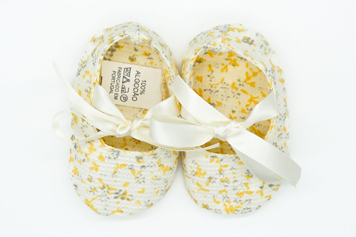 patucos para bebes con estampados de flores disponibles en color amarillo