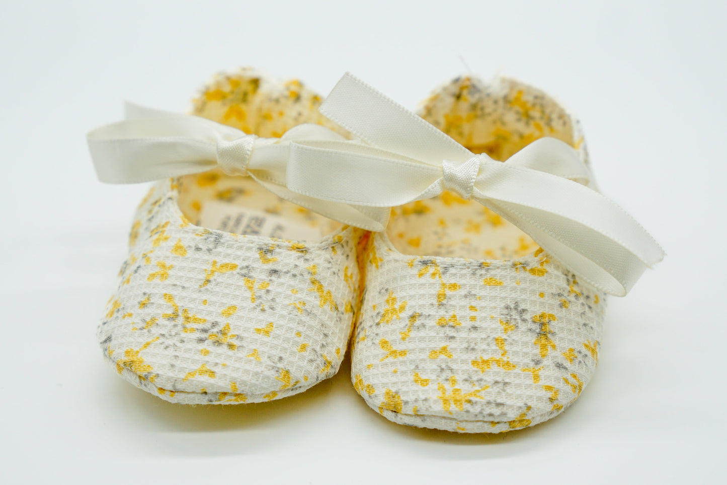 patucos para bebes con estampados de flores disponibles en color amarillo