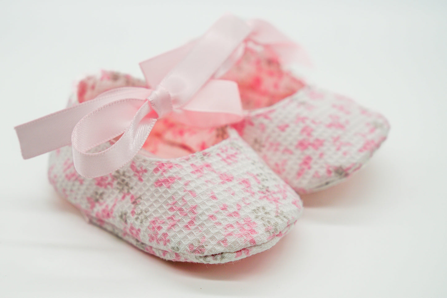 patucos para bebes con estampados de flores disponibles en color rosa