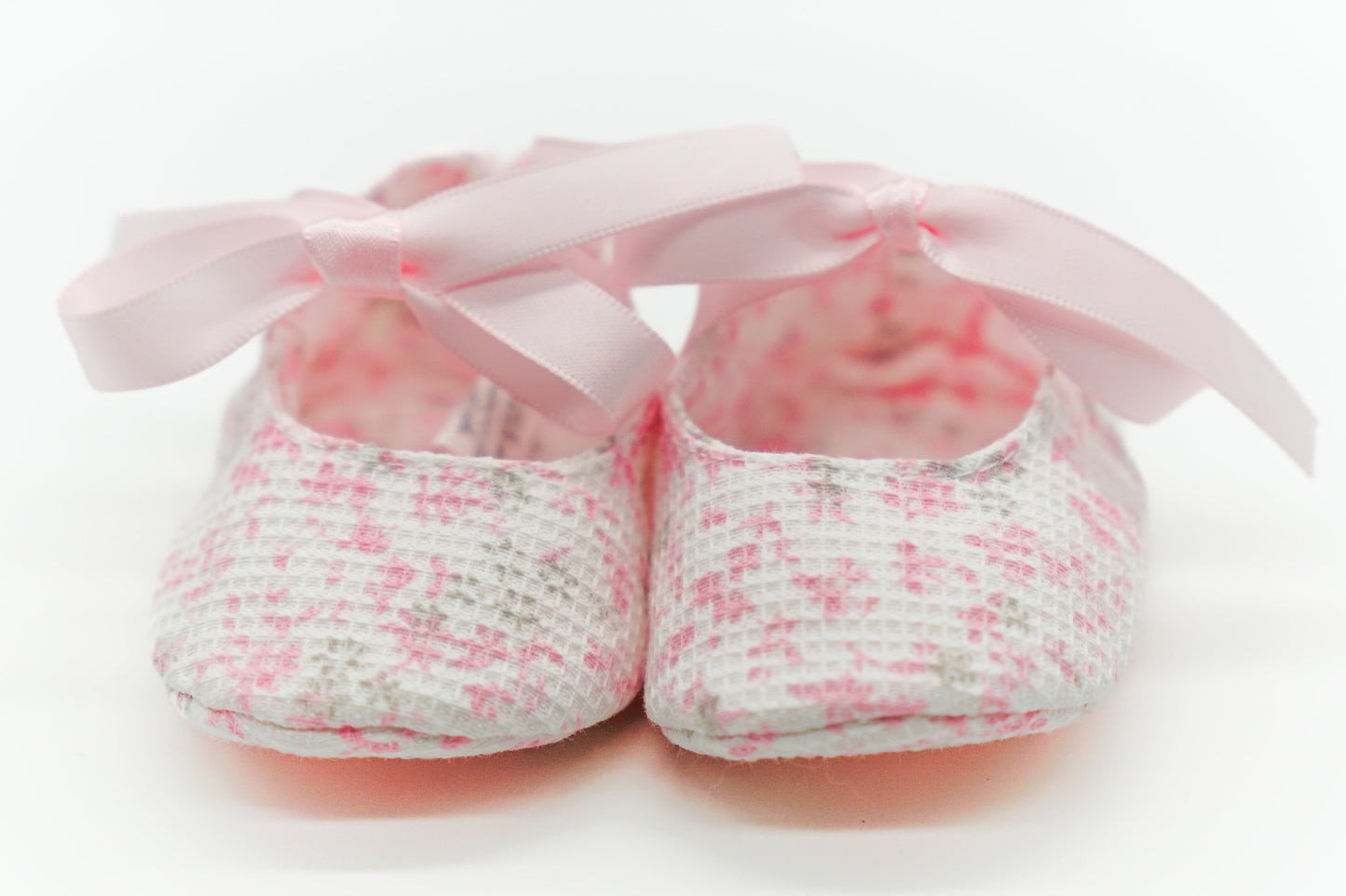 patucos para bebes con estampados de flores disponibles en color rosa