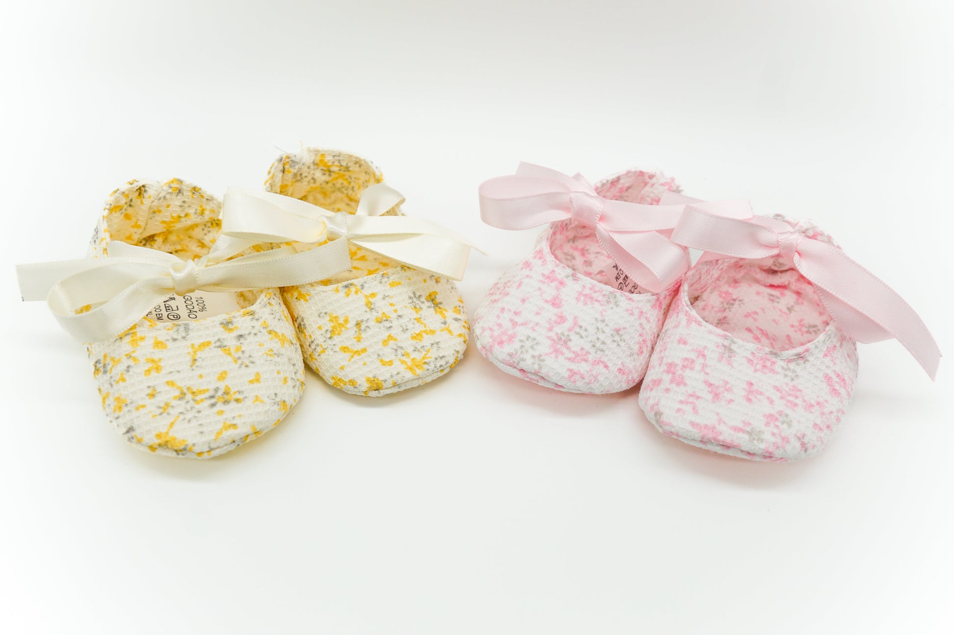 patucos para bebes con estampados de flores disponibles en color amarillo y rosa