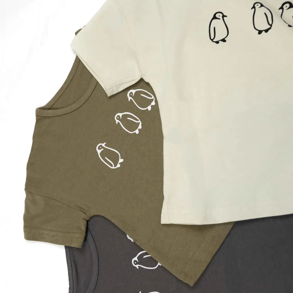 camiseta color gris beige marron con pinguinos