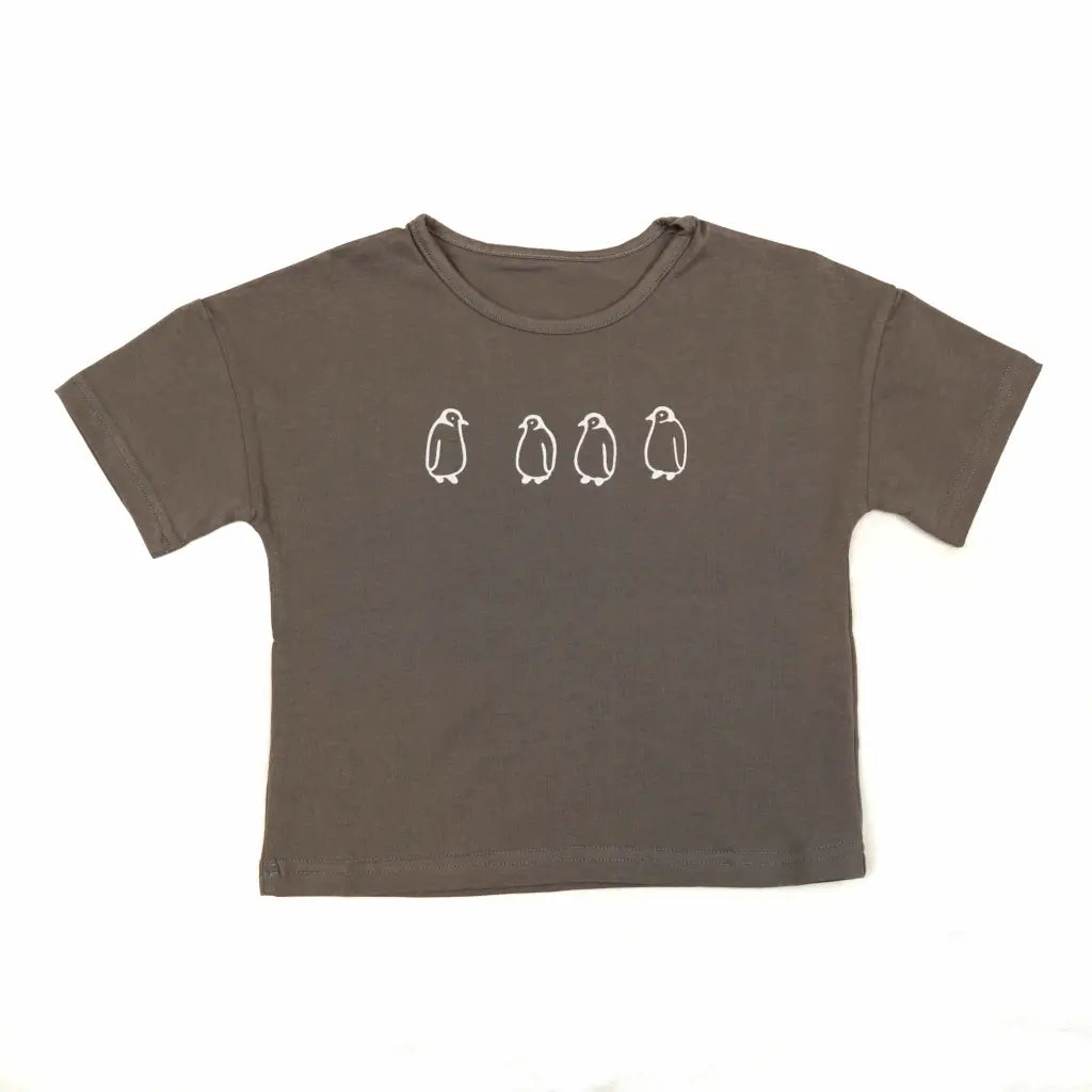 camiseta color gris con pinguinos