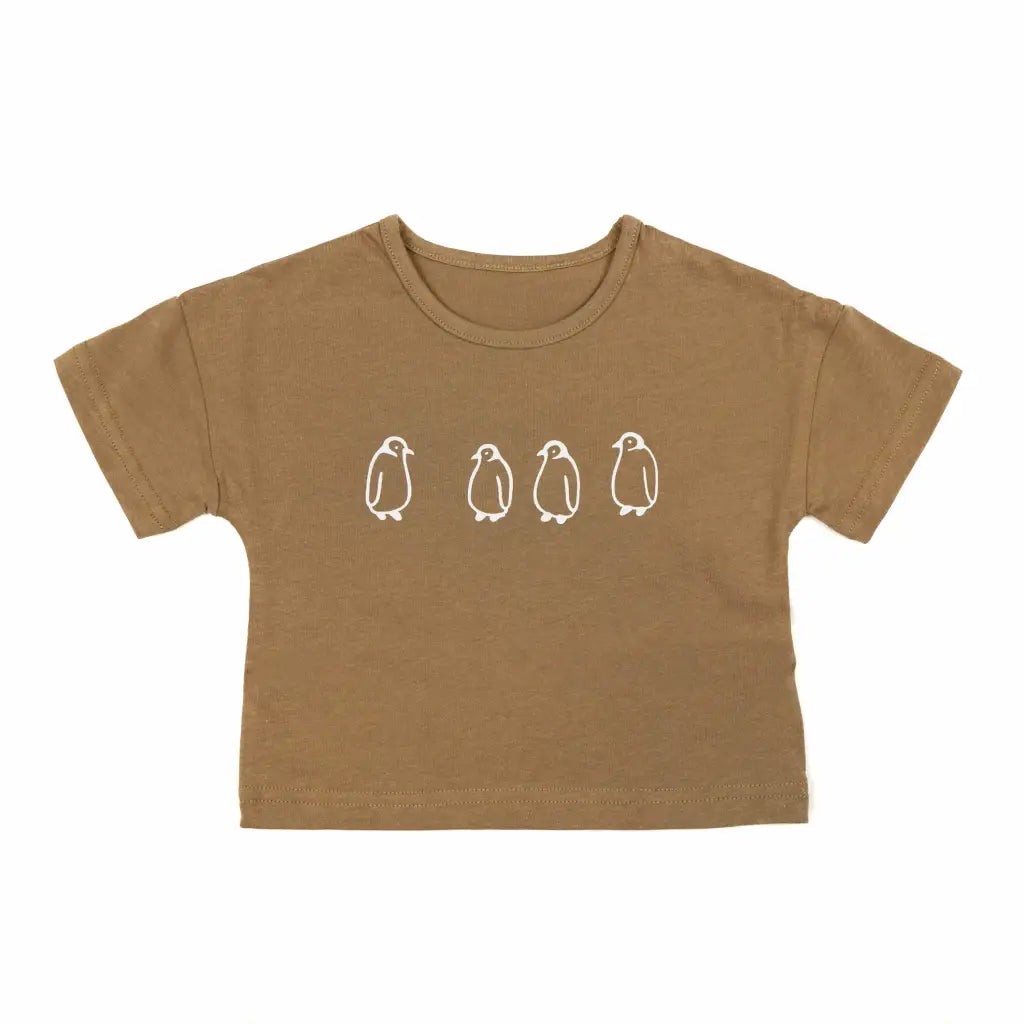 camiseta color marron con pinguinos