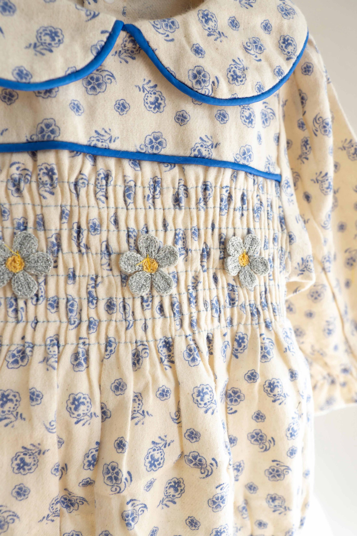 precioso vestido con estampado de flores azul